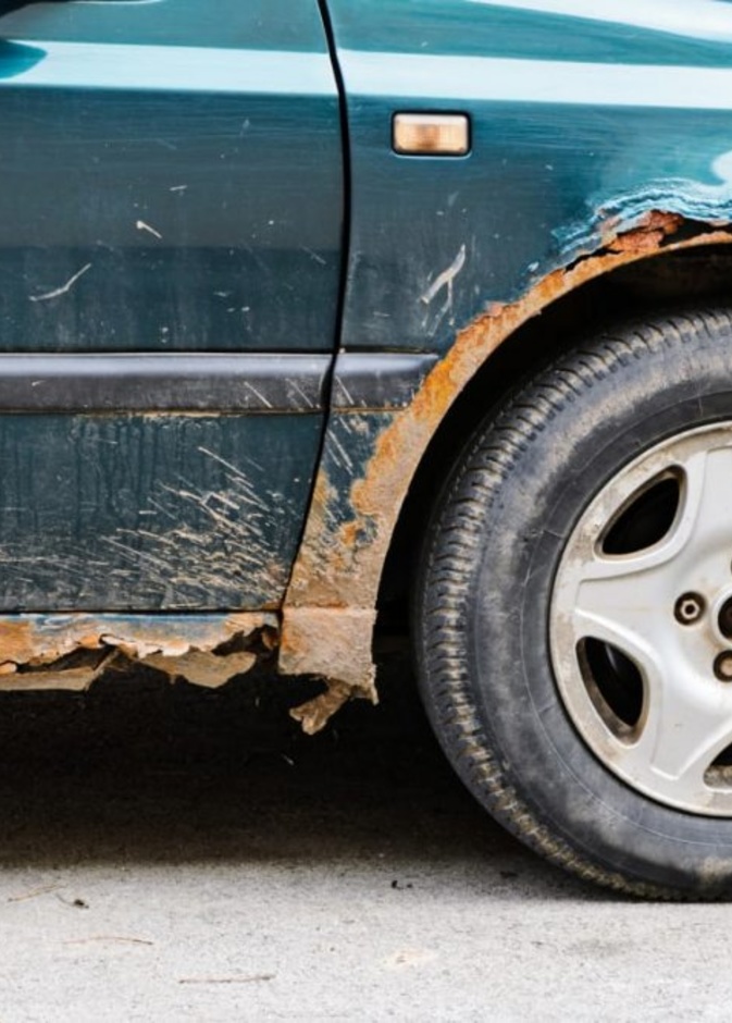  احرصي على غسل سيارتك باستخدام الماء ومستحضر التنظيف الخاص بالسيارات