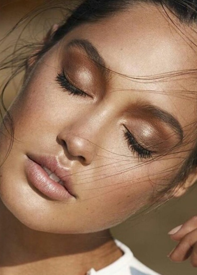  إبدئي مكياجك باختيار لون أساس أغمق من لون بشرتك