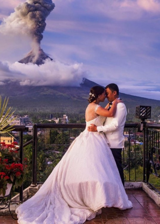 ابدع المصور راندولف ايفان في التقاط صور حفل الزفاف امام دخان البركان المتصاعد