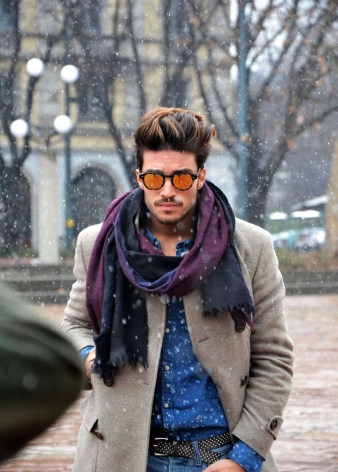 لمسة حيوية وكاجوال بالوشاح الصوفي باللون الأحمر