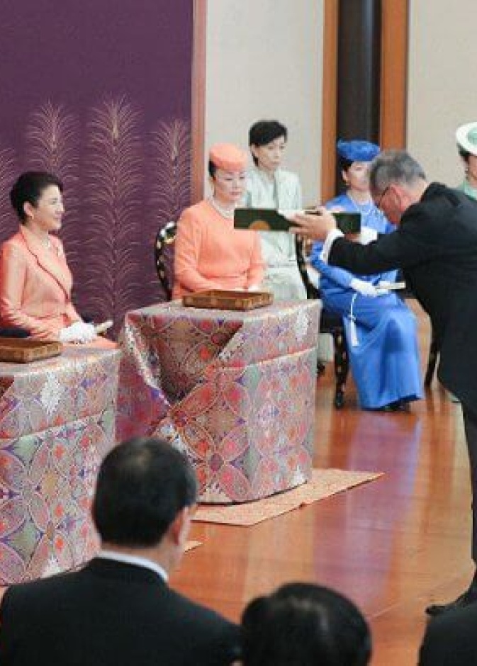 العائلة الإمبراطورية اليابانية تستضيف جلسة لقراءة الشعر