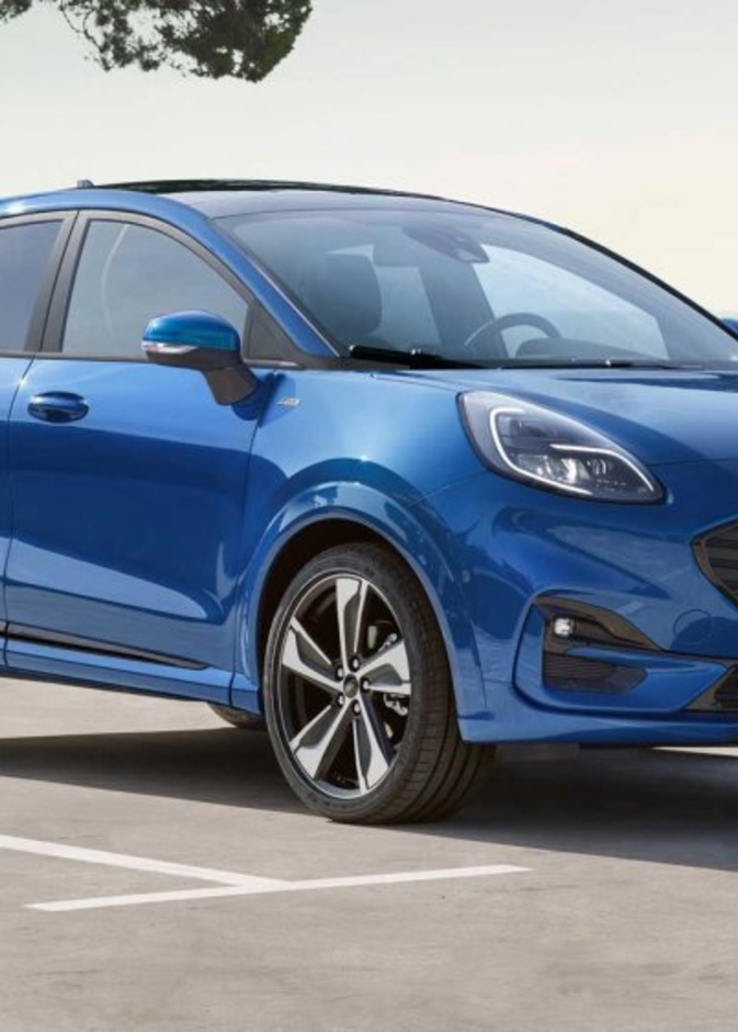 تبرز الخطوط الخلفية لـ Puma مع مصابيح ذات تصميم أنيق، وجناح خلفي كبير يعزز من ثبات المركبة