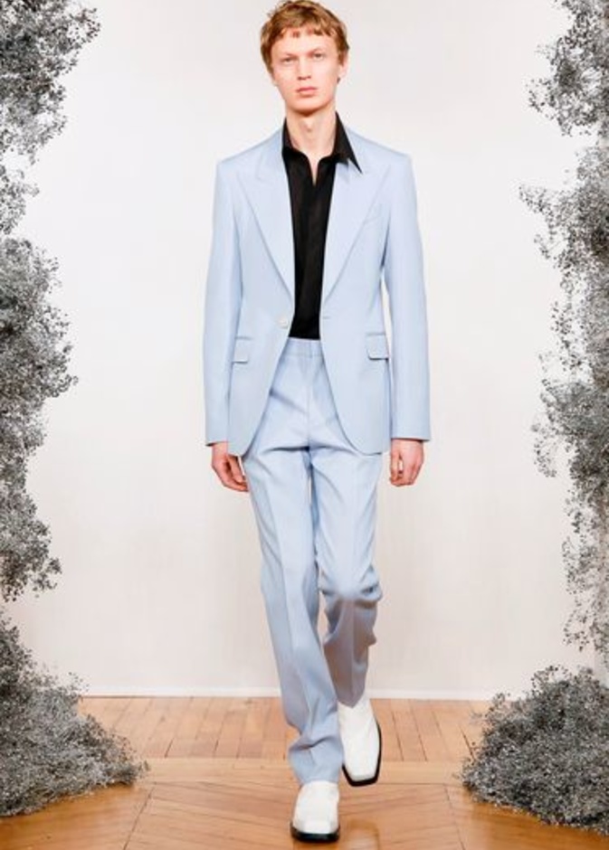 اطلالة بيلا حديد بموضة البدلة الرسمية الرجالية باللون النيلي في عرض Berluti