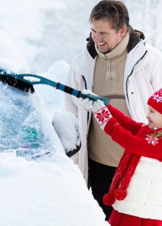 احرصي على تنظيف الزجاج الأمامي لسيارتك باستخدام سائل التنظيف الملائم