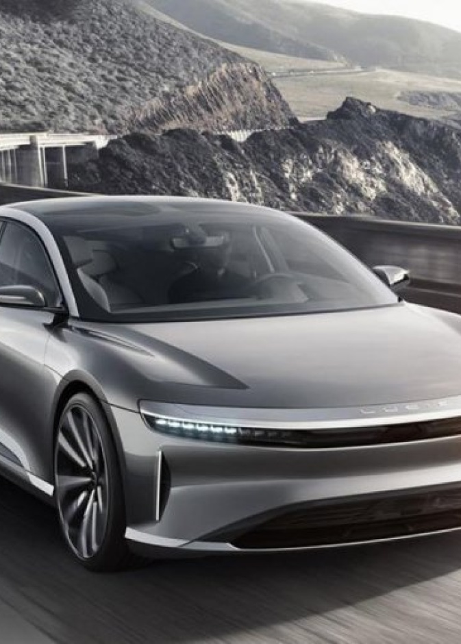  تتمتع السيارة بخطوط خارجية مميزة مع مصابيح أمامية بتقنية LED