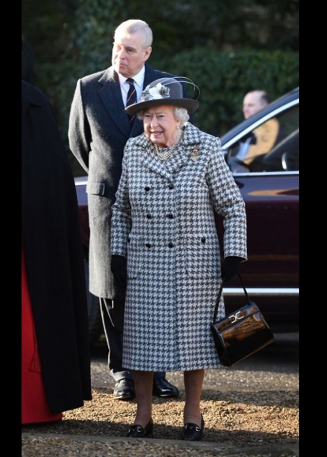 الملكة إليزابيث تبدو أنيقة في أحدث ظهور لها بعد أزمة هاري وميغان 