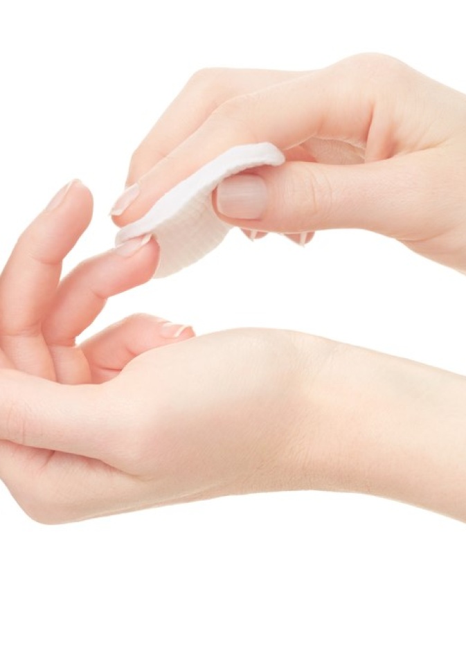 ازالة طلاء الاظافر