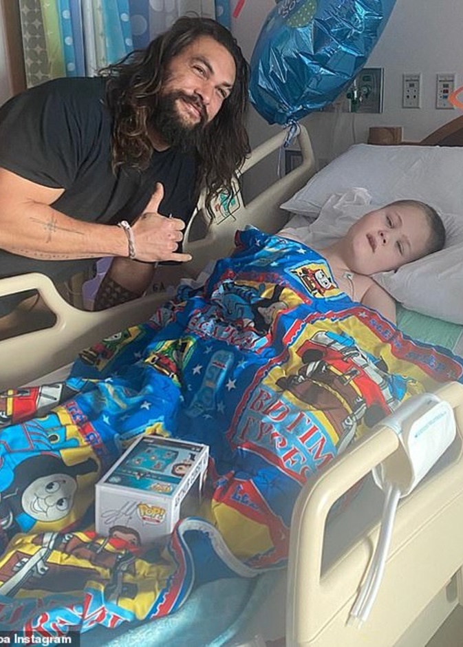 جيسون موموا في زيارة للأطفال المرضى