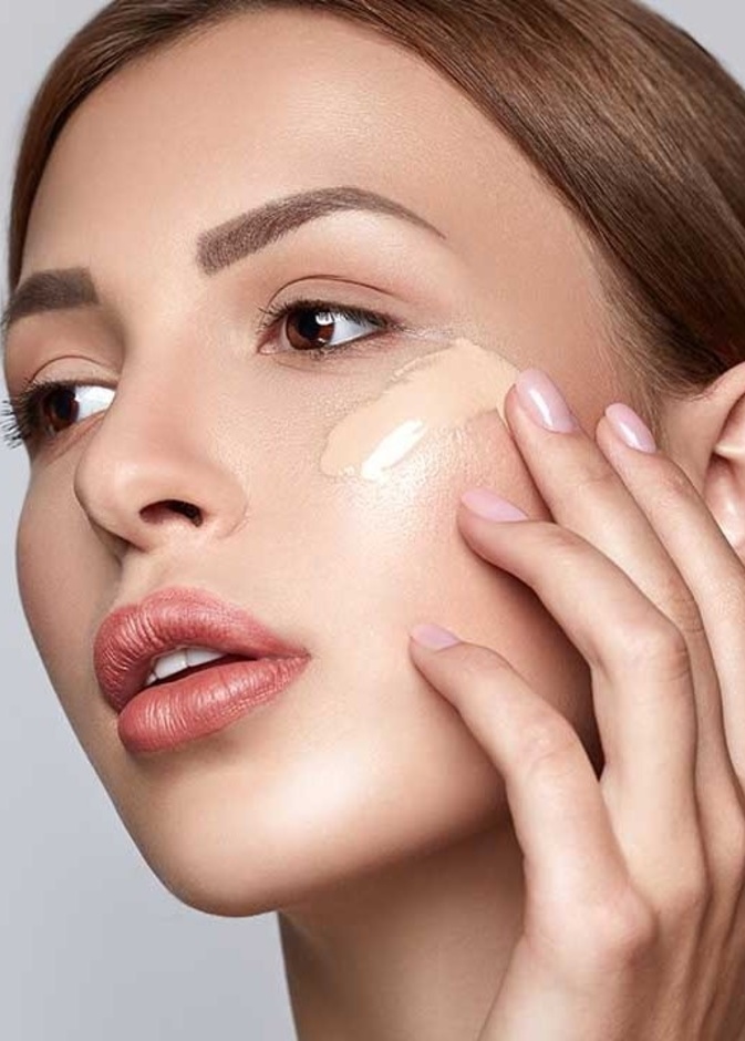 اخفاء البقع الداكنة من الوجه بالمكياج