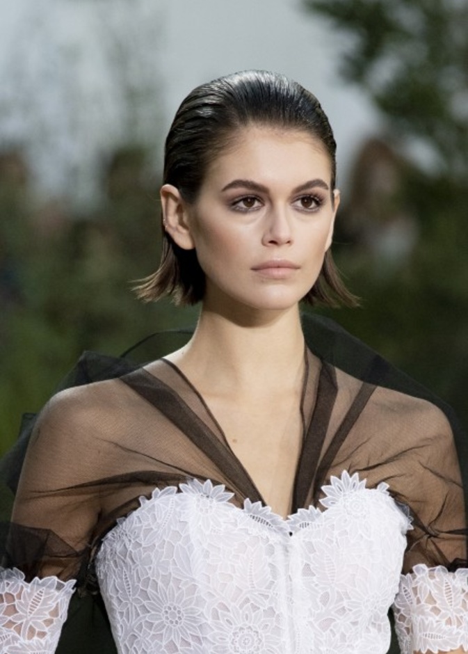 مكياج برونزي مات وتسريحات شعر مبللة