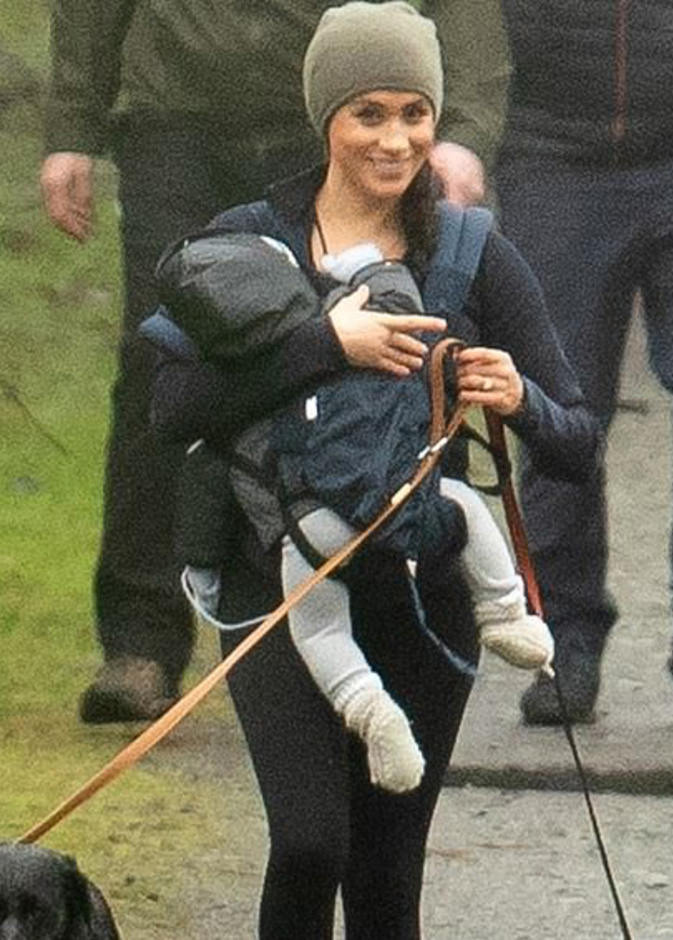 طريقة حمل ميغان لطفلها بين ذراعيها شعل الجدل على مواقع التواصل