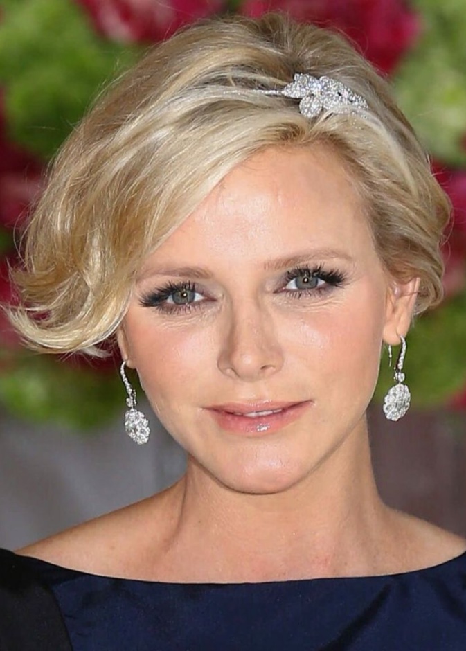 الأميرة شارلين ترتدي أقراط cuff