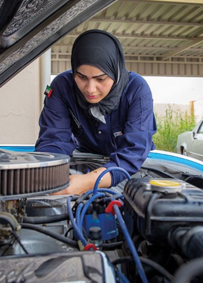 تتولى مريم إعادة ترميم وتجديد كامل اقسام السيارة الكلاسيكية بما فيها العمل على المحرك