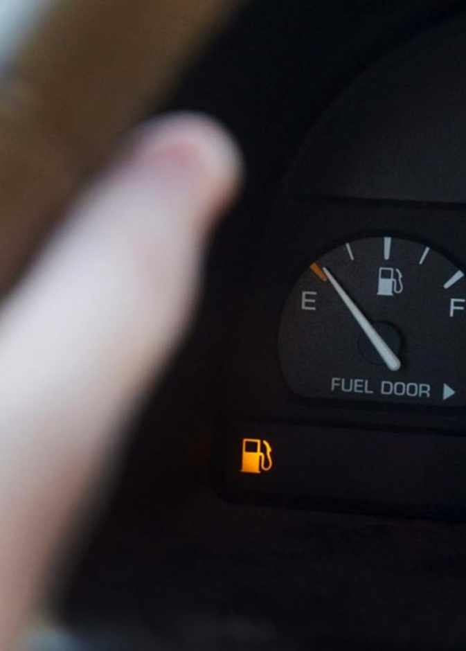  ماذا يعني إضاءة اشارة التحذير من انخفاض الوقود