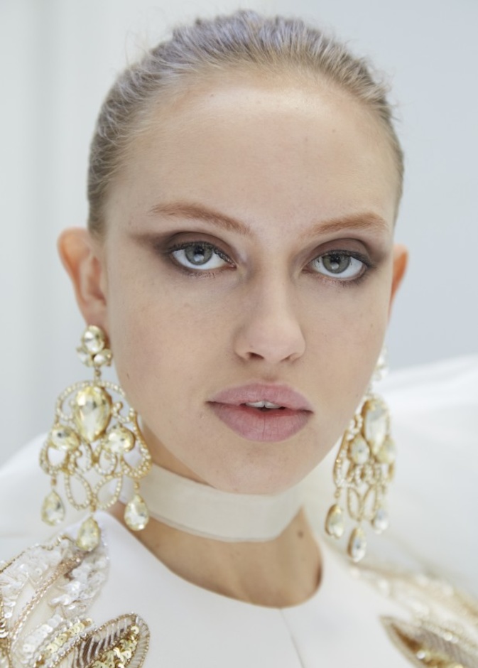 مكياج خفيف مع ظلال عيون ترابية 