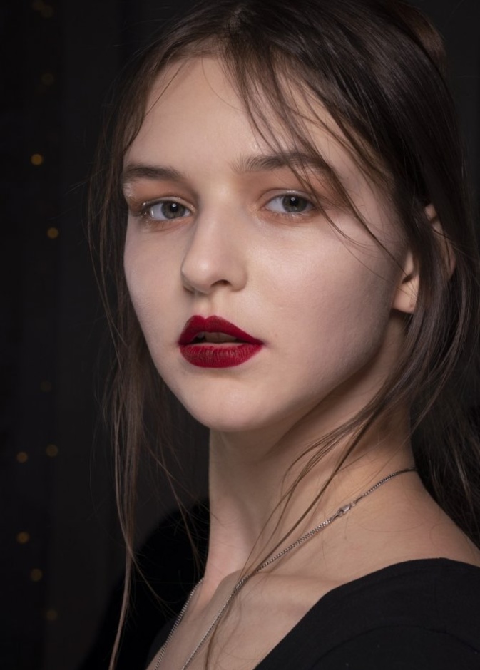 الوان احمر الشفاه المات البنفسجي بدرجات بارزة موضة شتاء 2020 من Simone Rocha