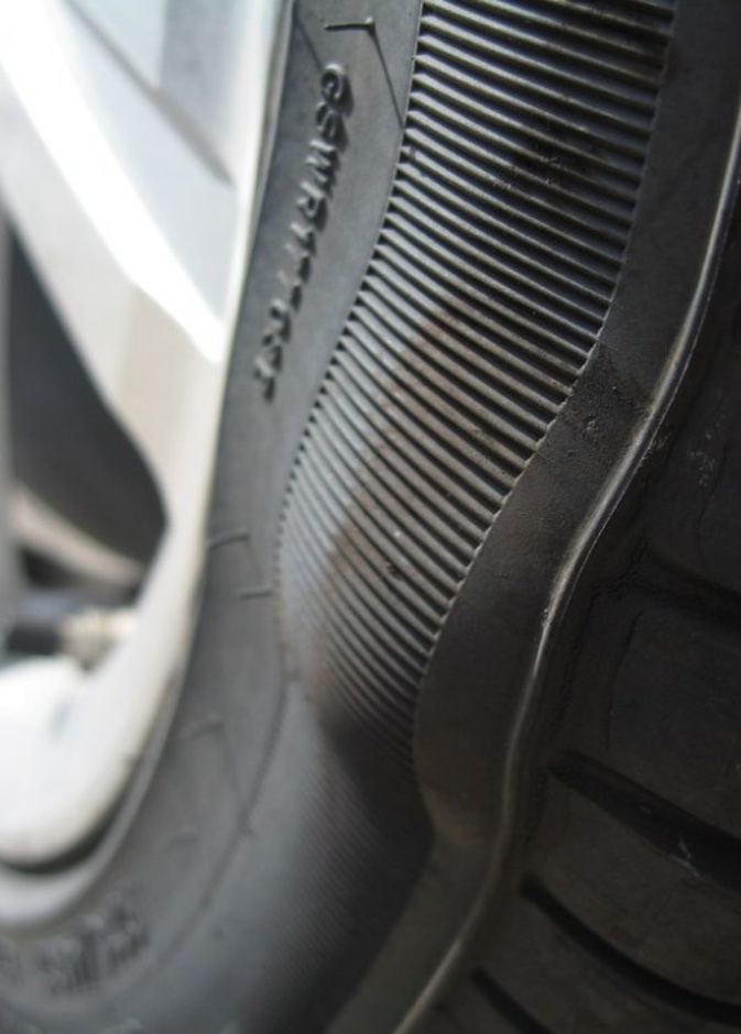 إطار السيارة