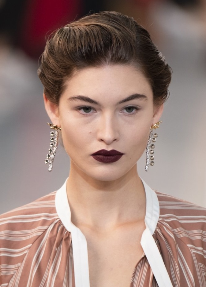  طريقة اختيار احمر الشفاه الداكن البنفسجي والمات من Max Mara