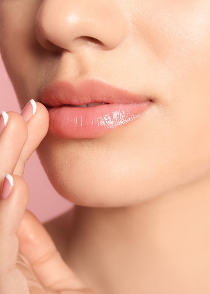 احصلي على شفاه جذابة باتباعك طرق توريدها ببتلات الورد