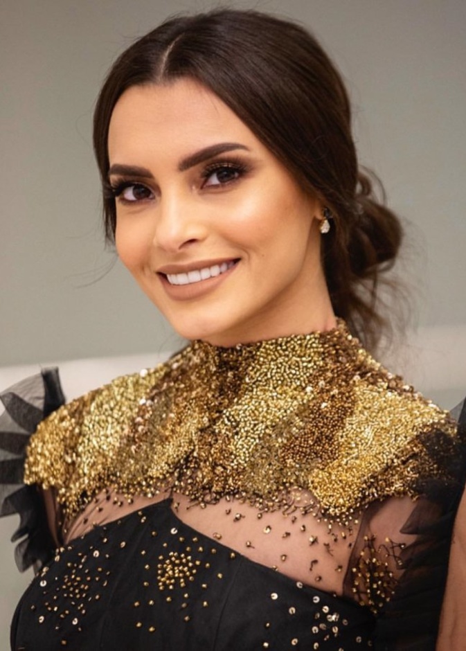 تطبيق مكياج عيون برونزي على طريقة كارمن سليمان