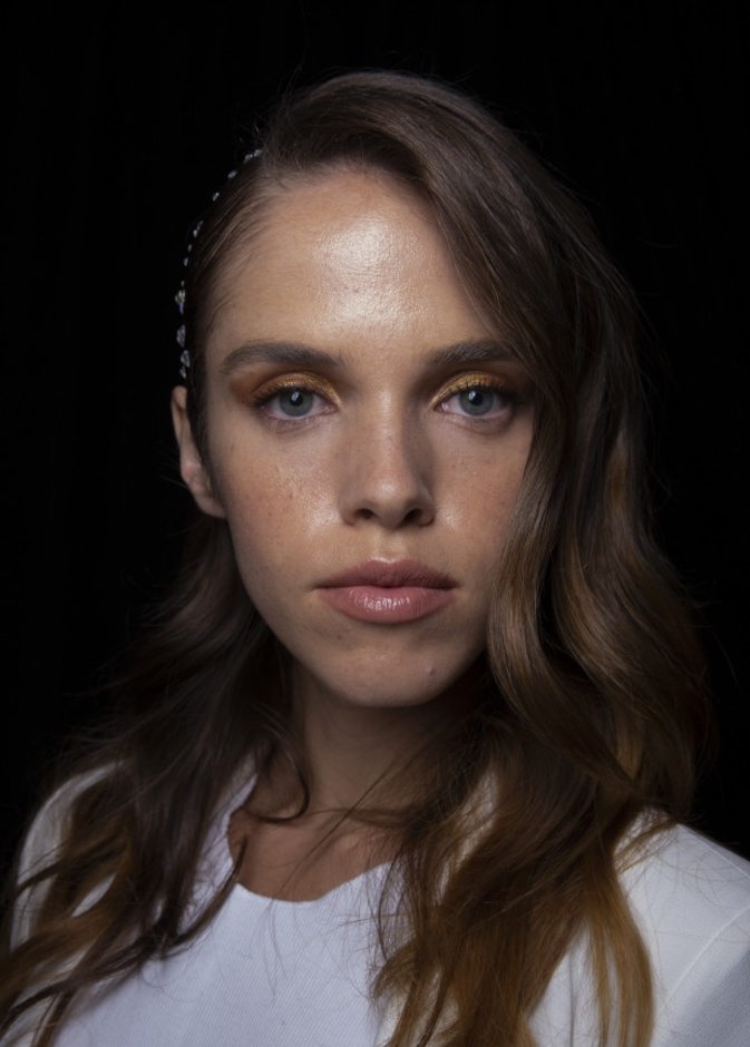 رسمات مكياج باللون الذهبي احدث صيحات عام 2020 من Alberta Ferretti