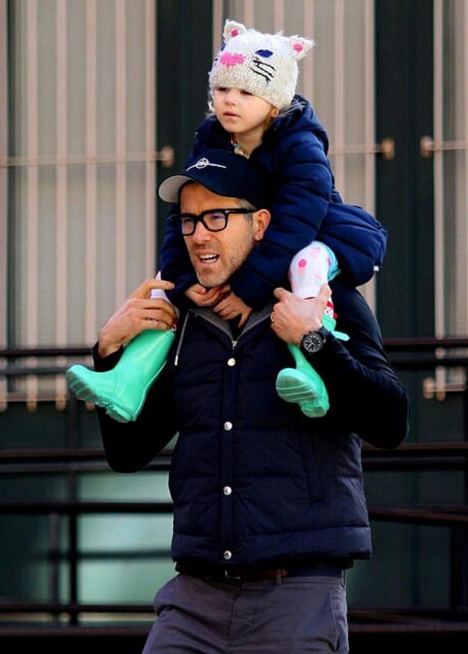 ريان رينولدز يحمل ابنته 