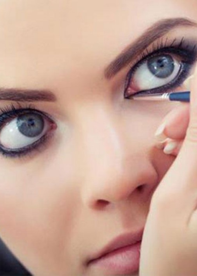 طريقة رسم الآيلاينر بالقلم للعيون الصغيرة 