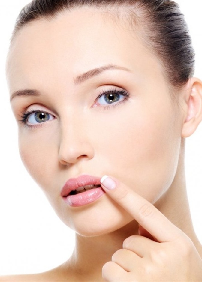 احصلي على شفاه ناعمة جذابة بالطرق الطبيعية للتقشير
