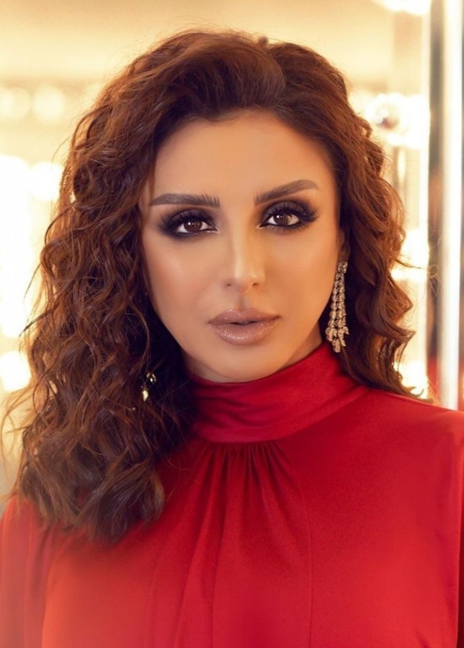 الفنانة أنغام بمكياج سموكي بارز للسهرات