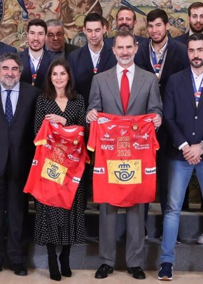 ملك إسبانيا يستقبل أبطال أوروبا بكرة اليد
