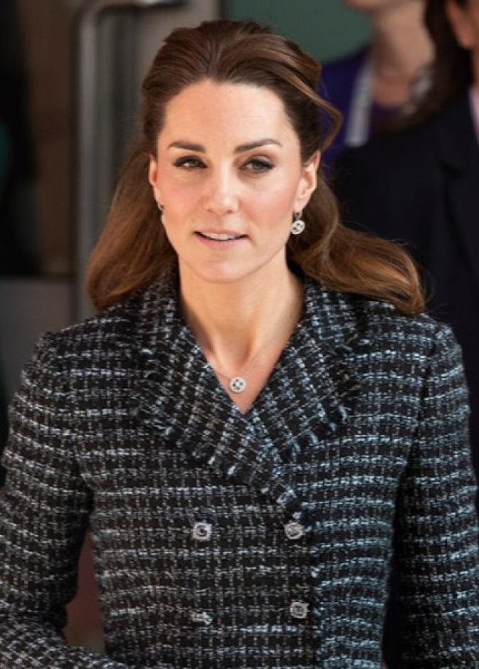 دوقة كمبريدج في إطلالة عصرية أنيقة