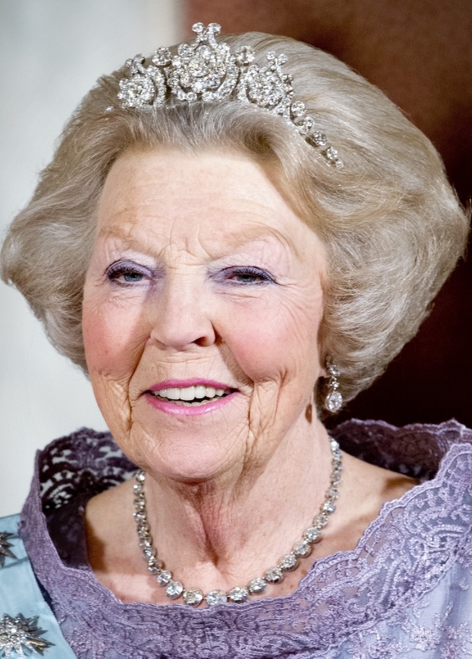 الملكة بياتريكس ترتدي بروش Queen Wilhelmina's brooch