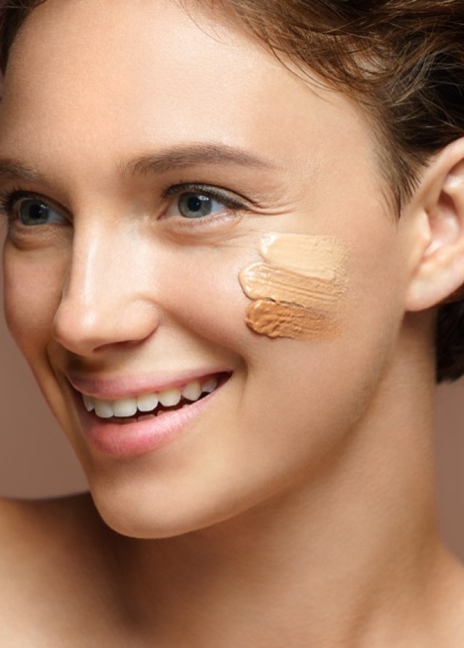 تخلصي من بقايا الماسكارا على جفونك باستخدام ملعقة أسفل رموشك