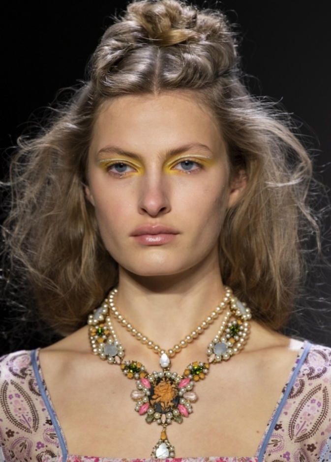 اجمل مكياج عيون اصفر مع الايلاينر الابيض لربيع 2020 من دار Anna Sui