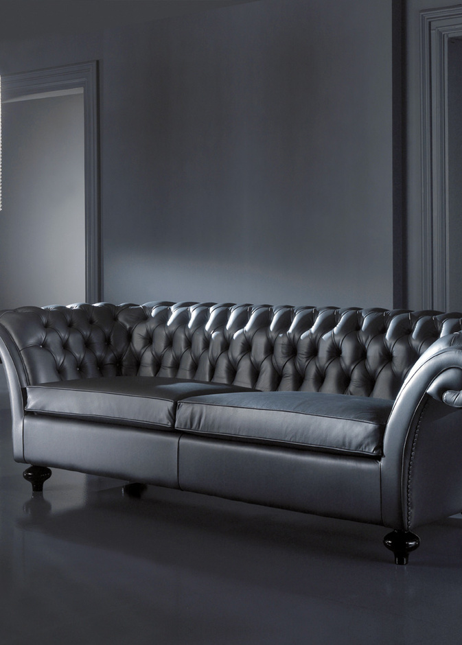 اللون البنفسجي في تصميم كنب من الجلد لغرفة معيشة عصرية