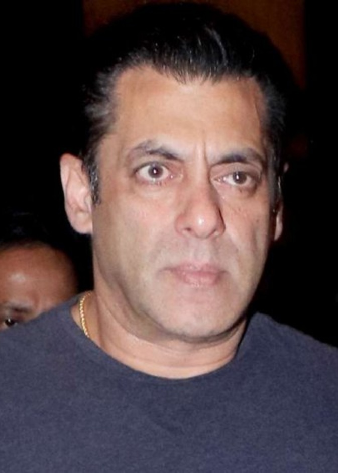 مشادة بين سلمان خان وأحد معجبيه في مطار غوا