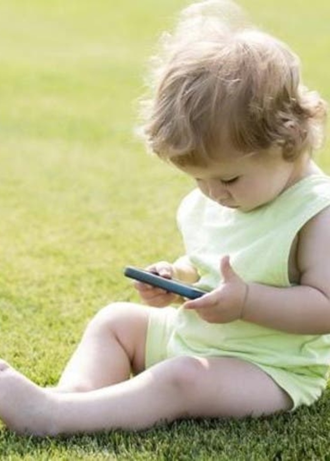 اضرار الجوال على الاطفال عمر السنتين