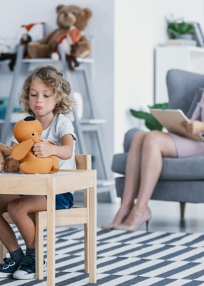 أسباب إنطوائية الطفل وطرق التعامل معها