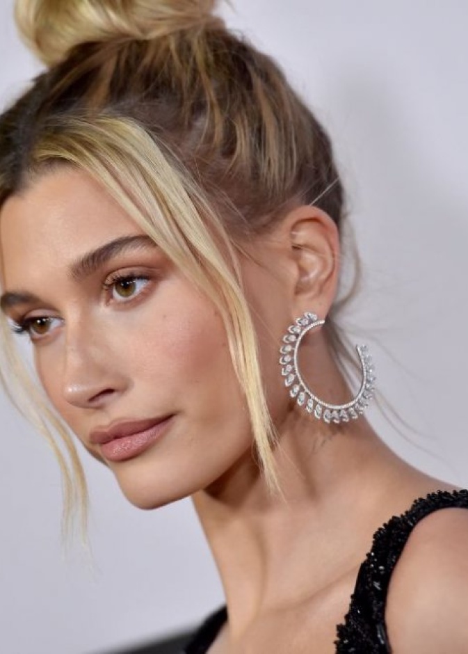 Hailey Bieber  تتألق بمجوهرات Messika Paris