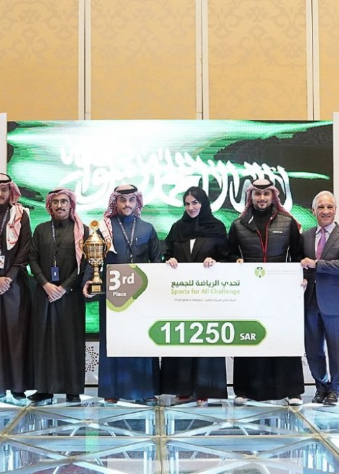 الأمير خالد بن الوليد وشيماء الحصيني من SFA يتوسطون الفريق الحائز على المركز الأول