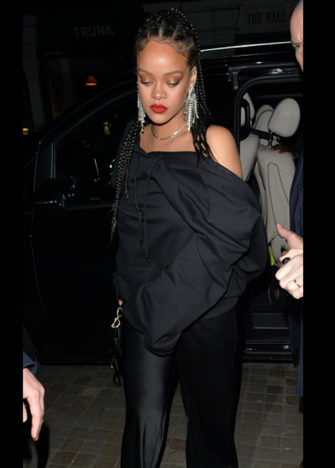 ريهانا تتشح بالسواد في أحد ظهور لها في لندن أمس .. هل هي حزينة بعد الفراق؟ 