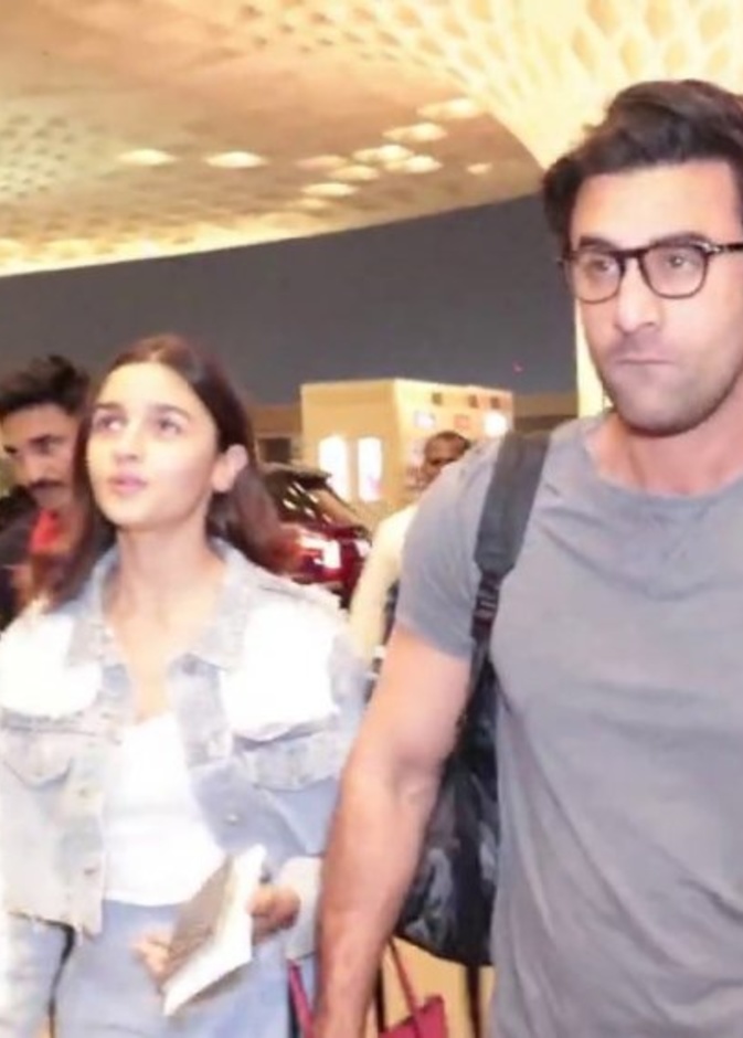 عليا ورانبير يتوجهان إلى المستشفى لرؤية ريشي كابور