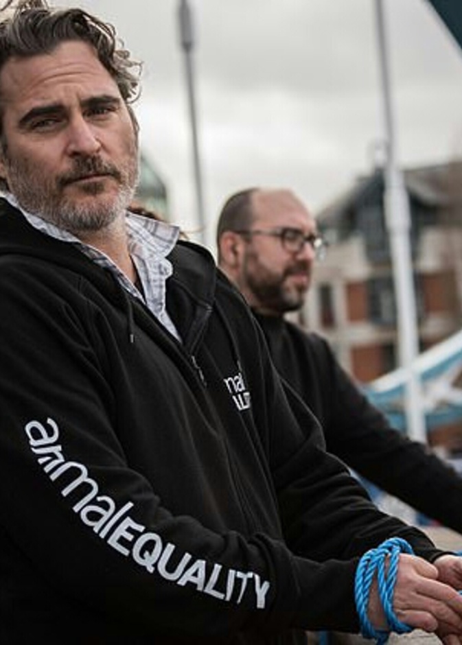 واكين فينيكس يدافع عن حقوق الحيوانات 