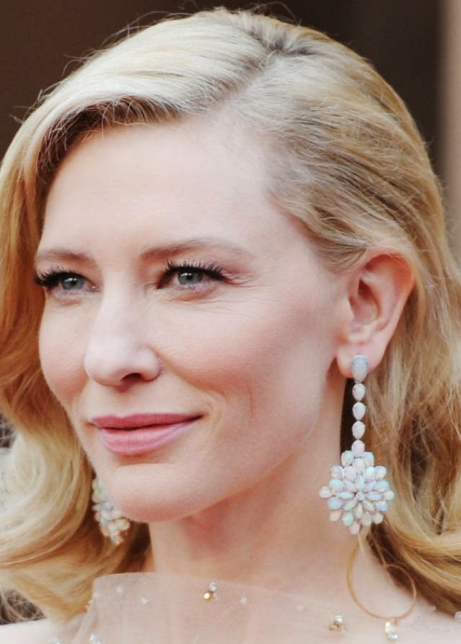 أنجلينا جولي ترتدي أقراط زمرد من لورين شوارتز في أوسكار 2009