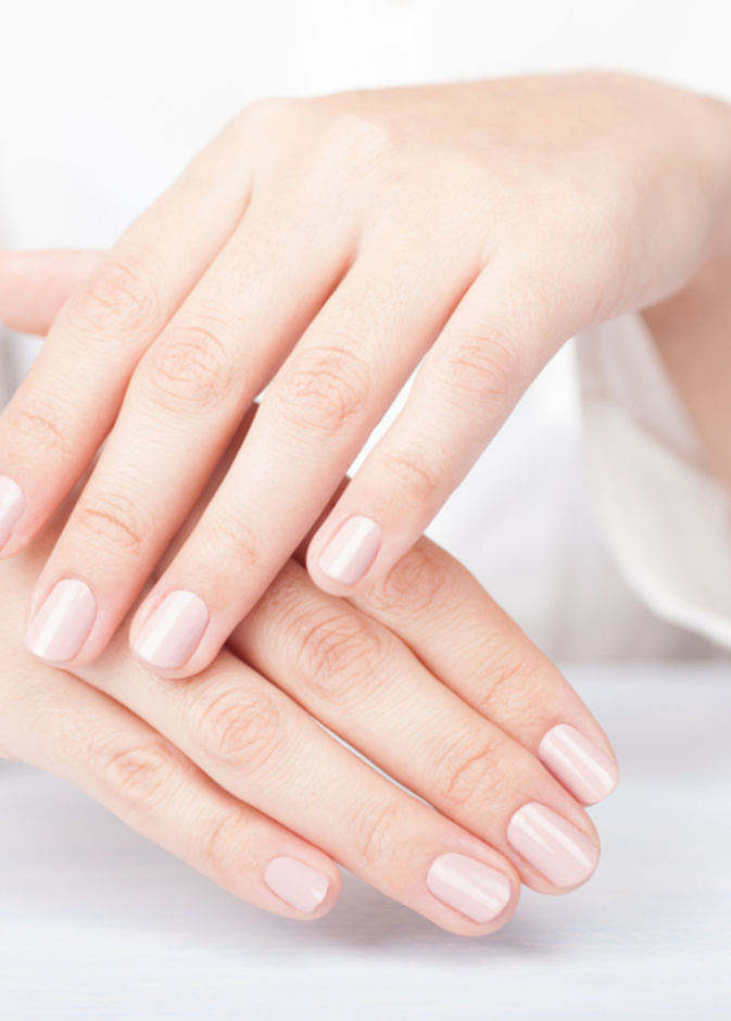 استخدمي التقشير بالقهوة لليدين المتشققة