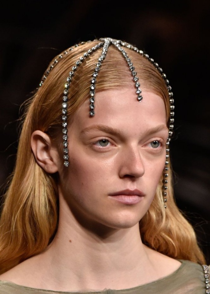  اكسسوارات شعر منسدلة على الجبين من دار Khaite