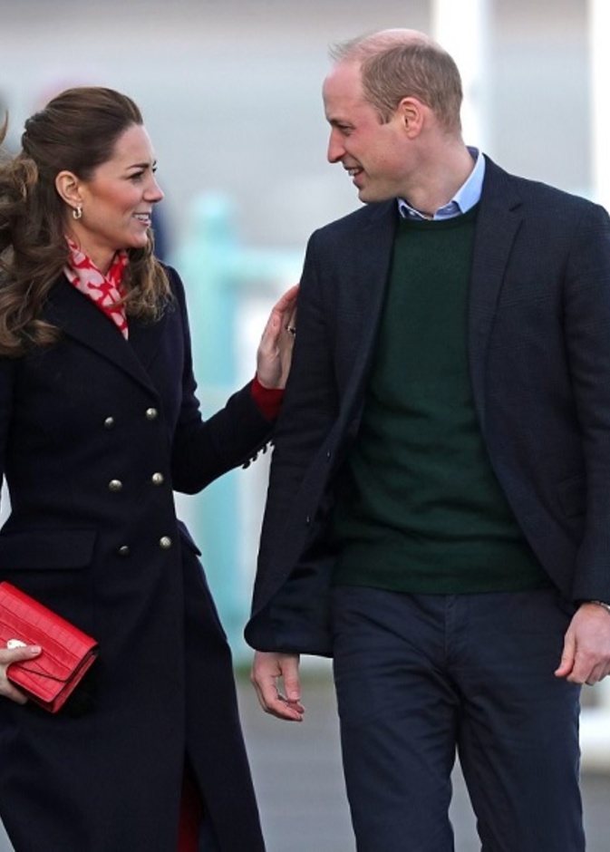 إطلالة متناغمة بين الأمير ويليام وكيت ميدلتون أثناء وصولهما إلى جنوب ويلز منذ قليل 