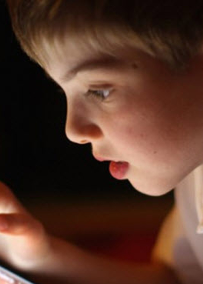 اضرار الهاتف المحمول على عيون الاطفال وكيفية تجنبها