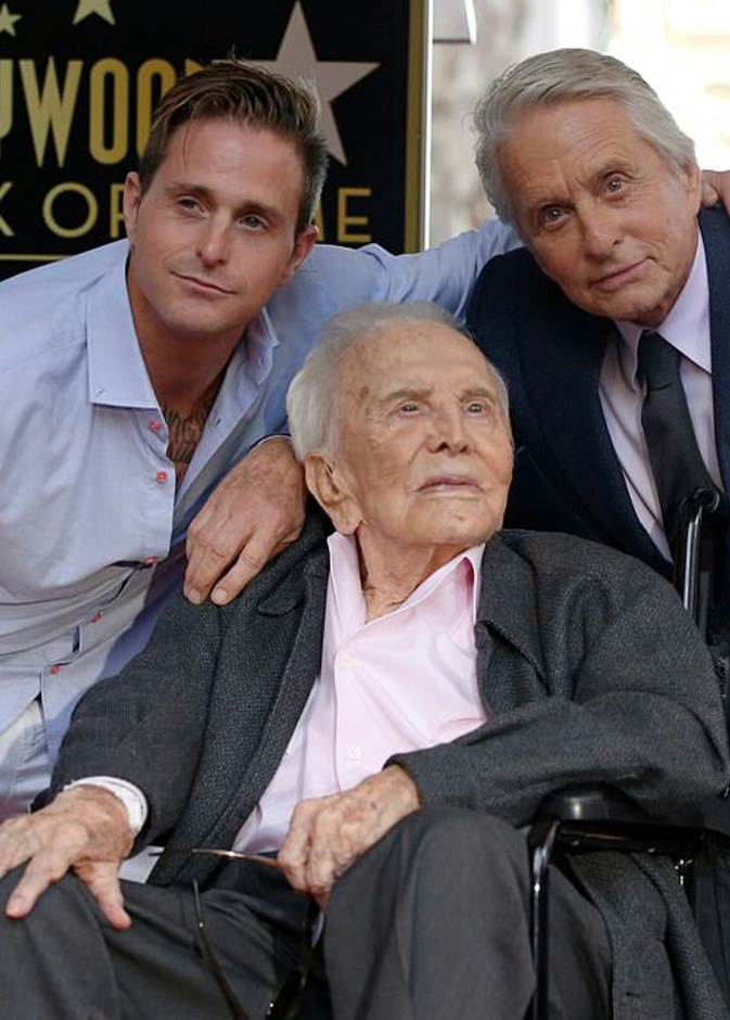 كيرك دوجلاس وعائلته