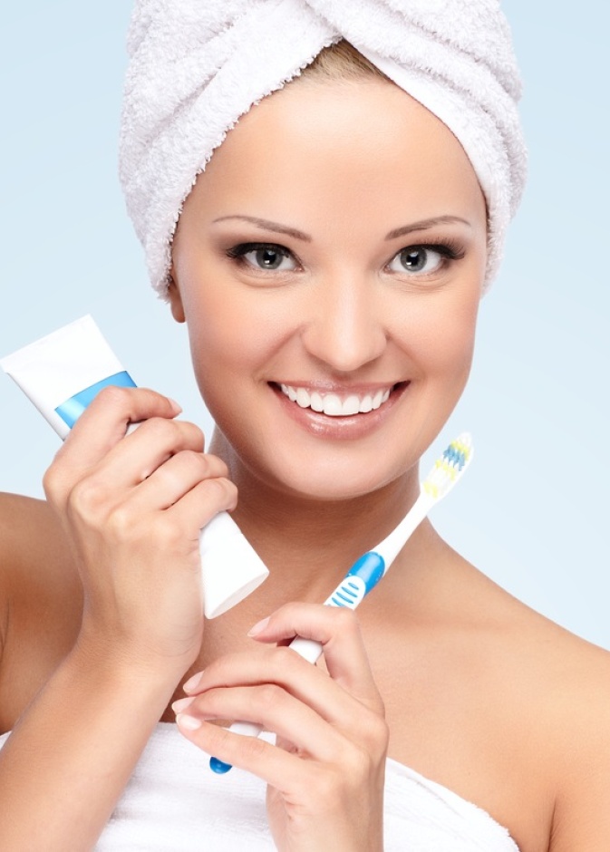 تعرفي الى استخدامات معجون الاسنان الجمالية